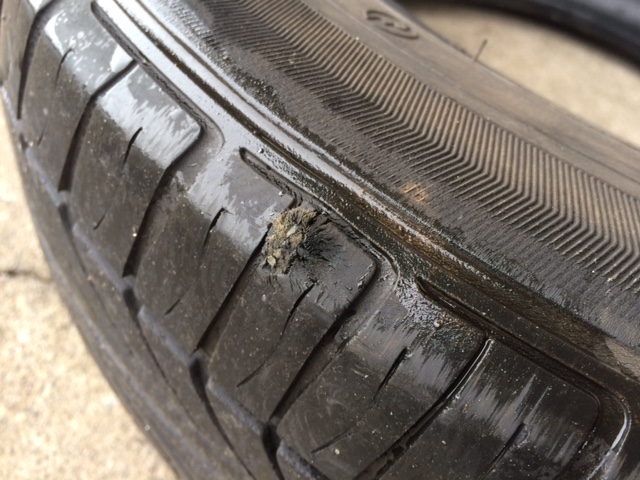 連休前 パンク修理跡から漏れていませんか タイヤ交換専門ショップ タイヤフィッター