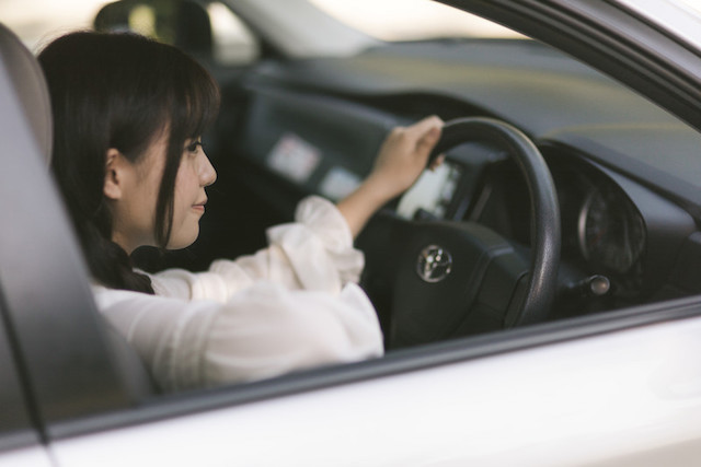 運転する女性